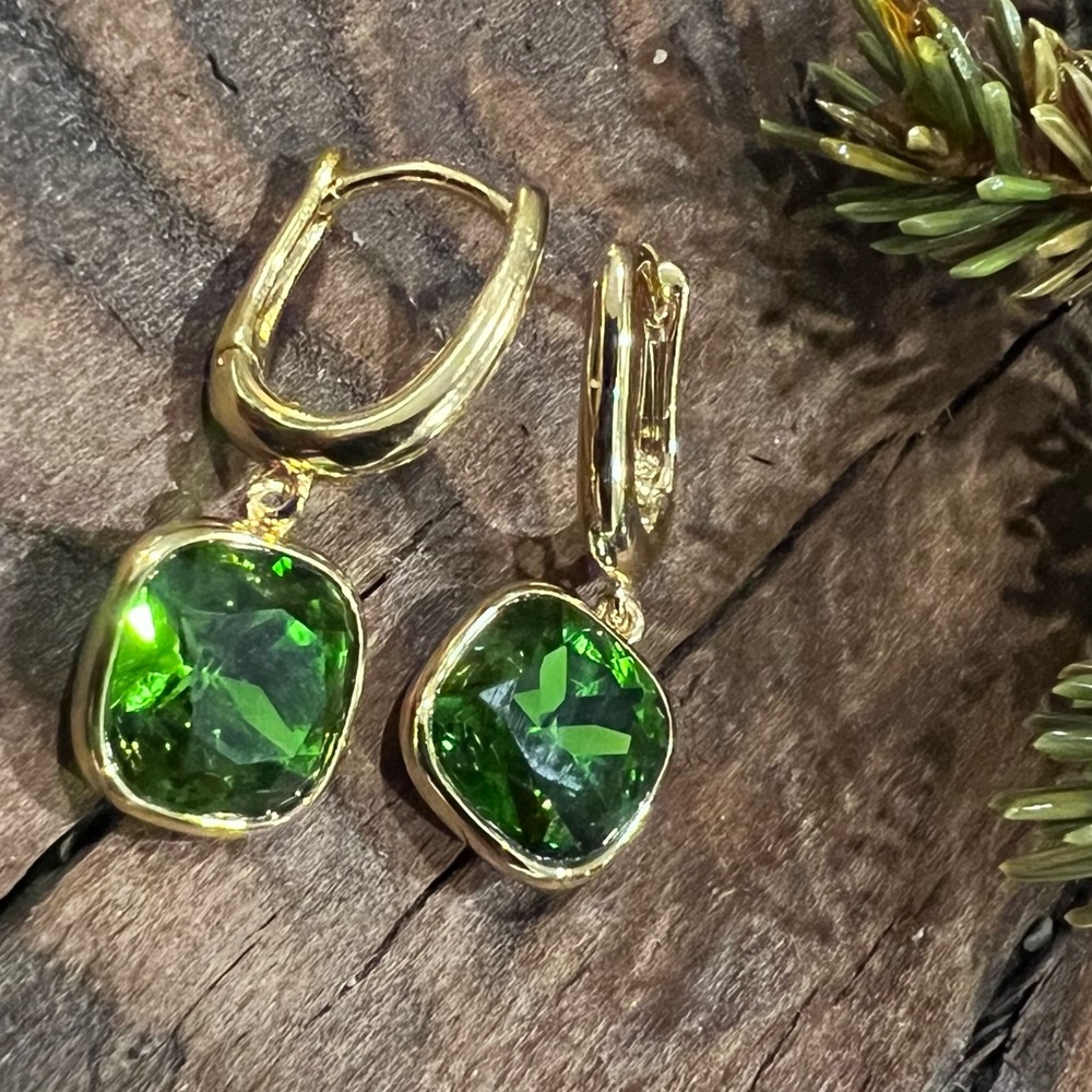 NWT 18K GP Gold Plated Earrings Green Faceted Crystal Lever back Dangle Drop 3cm